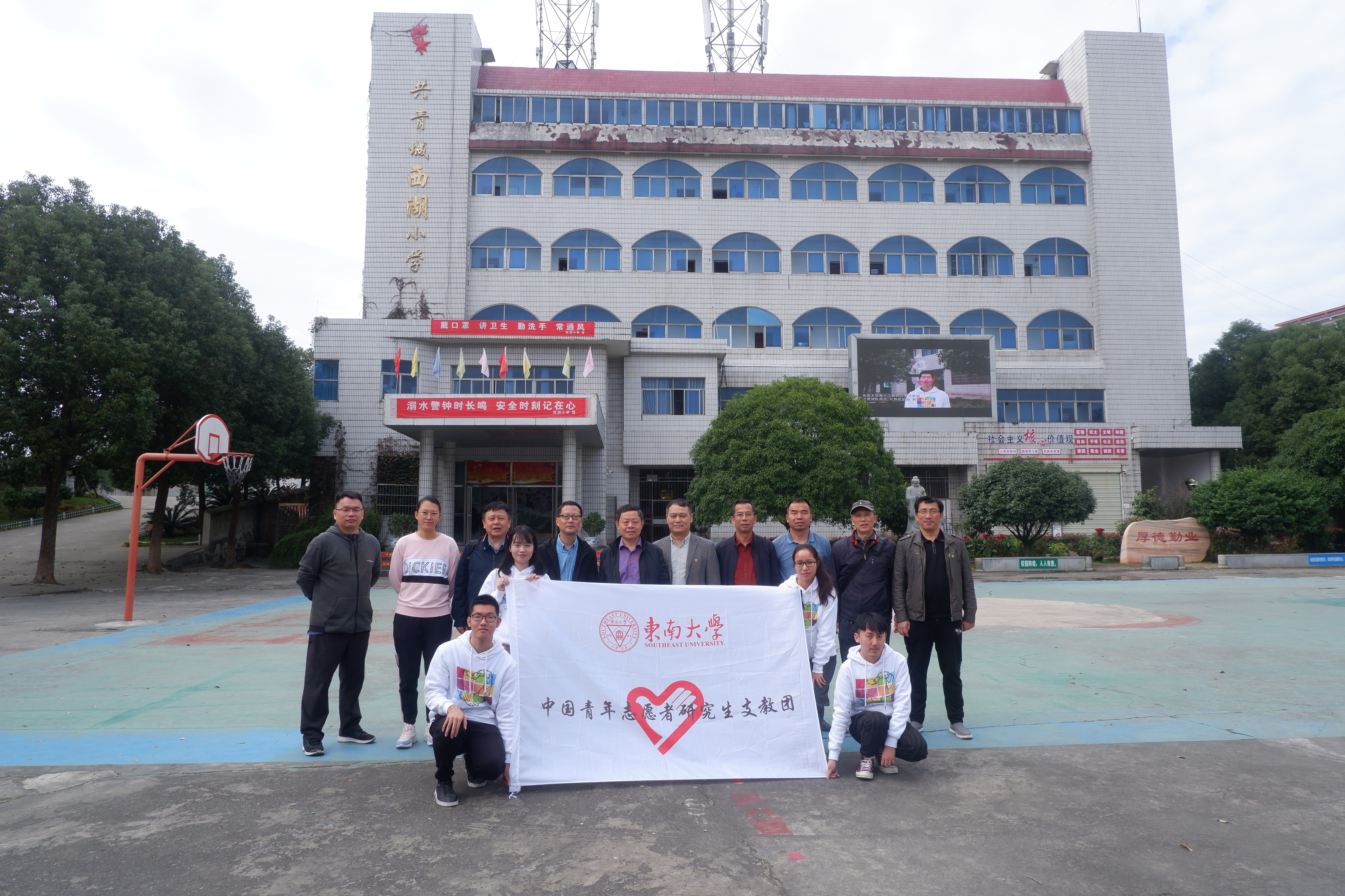 东南大学江西校友会常务副会长刘长华,秘书长游波和黄文俊,赖泽明